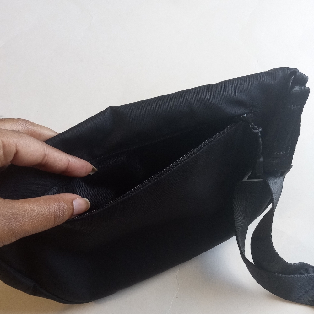 SOLD!Lole Nylon Black Crossbody Bag Adjustable Strap Unisex NWOT - Picture 12 of 12